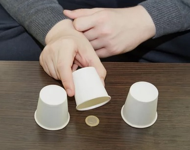 Klaukunst :: Hütchenspiel